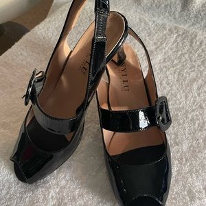 Anyi Lu size 7 black patent leather open toe & heel pump